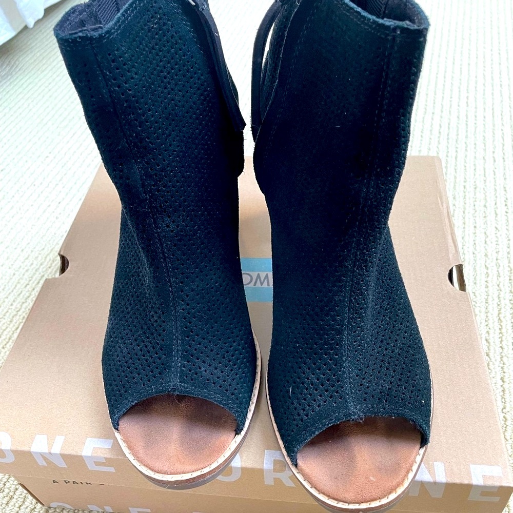 TOMS Women's Black Peep-Toe Ankle Boots GUC - Picture 3 of 9